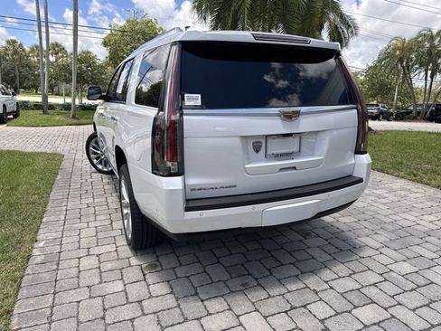 Used 2018 Cadillac Escalade Premium Luxury RWD image 12