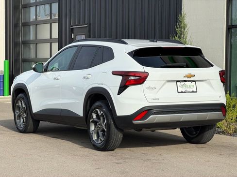 Used 2025 Chevrolet Trax LT w/ LT Convenience Package FWD image 3