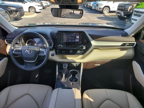 Used 2022 Toyota Highlander XLE FWD image 15