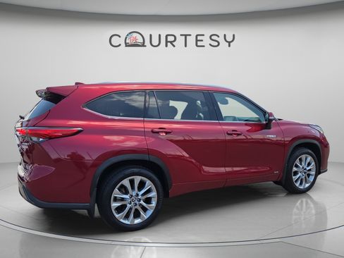 Certified 2021 Toyota Highlander Limited AWD/4WD image 5