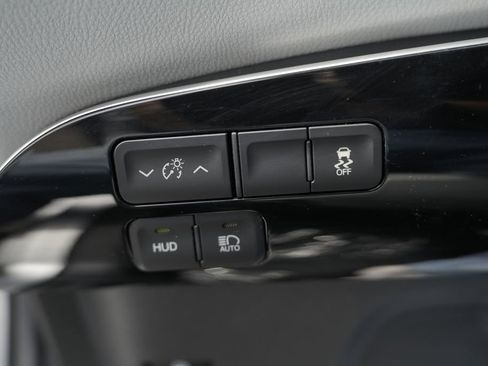 Used 2017 Toyota Prius Four w/ Advanced Technology Package FWD image 41