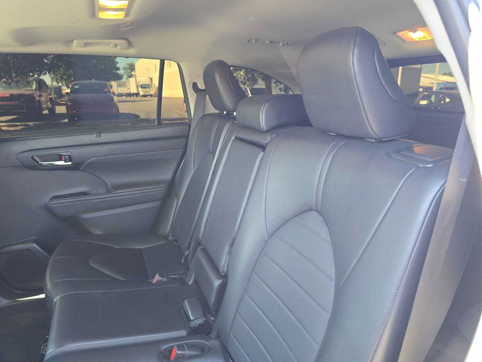 Used 2024 Toyota Highlander XLE FWD image 19