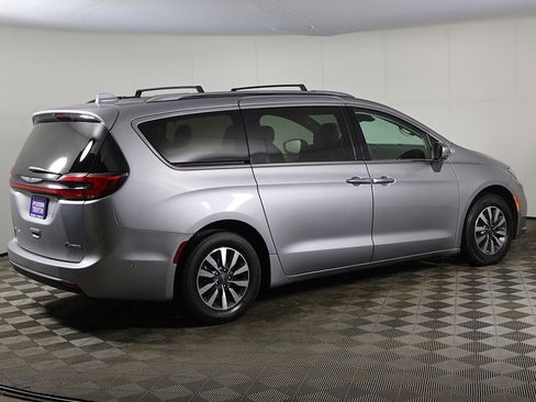 Used 2021 Chrysler Pacifica Touring-L image 11