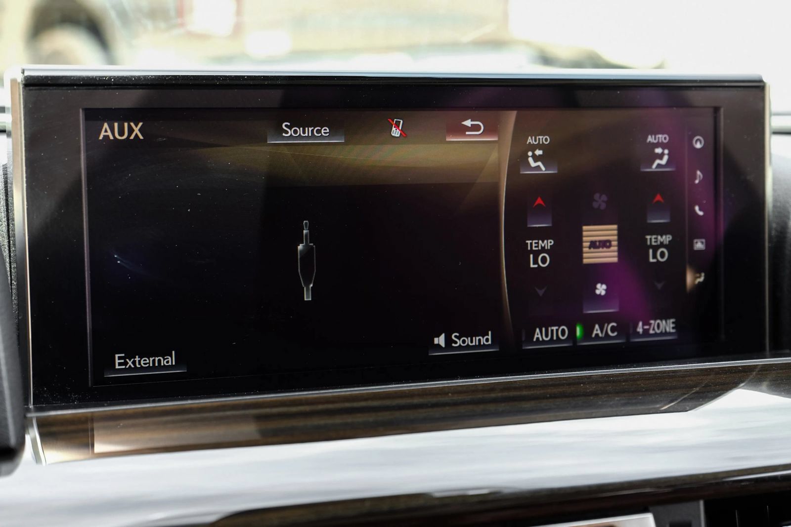 Used 2021 Lexus LX 570 4WD w/ Luxury Package image 29