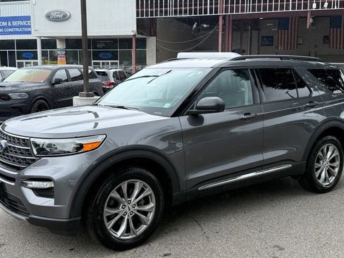 Used 2023 Ford Explorer XLT w/ Equipment Group 202A AWD/4WD image 4