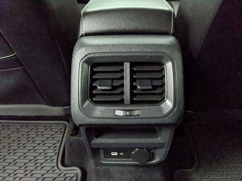 Used 2022 Volkswagen Tiguan SE image 13