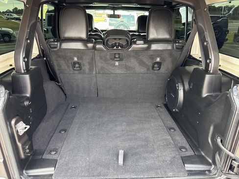 Used 2018 Jeep Wrangler Unlimited Sahara AWD/4WD image 8