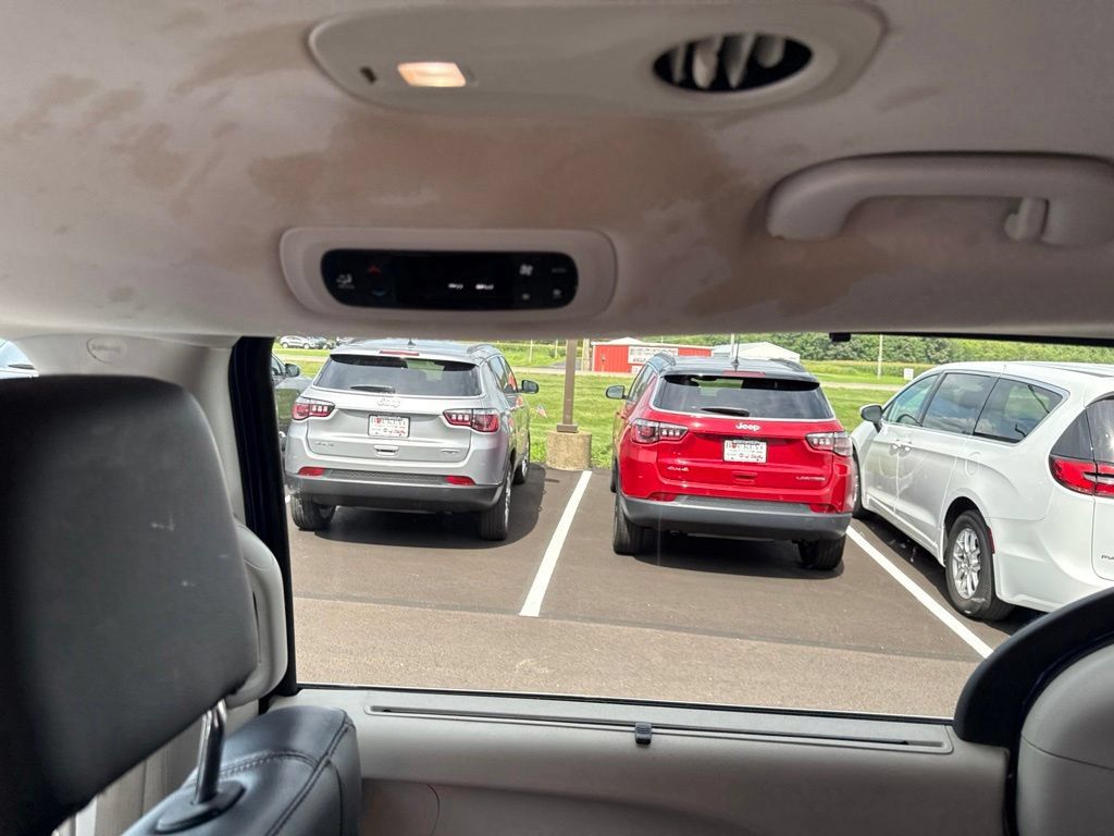 Used 2019 Chrysler Pacifica Touring-L FWD image 35