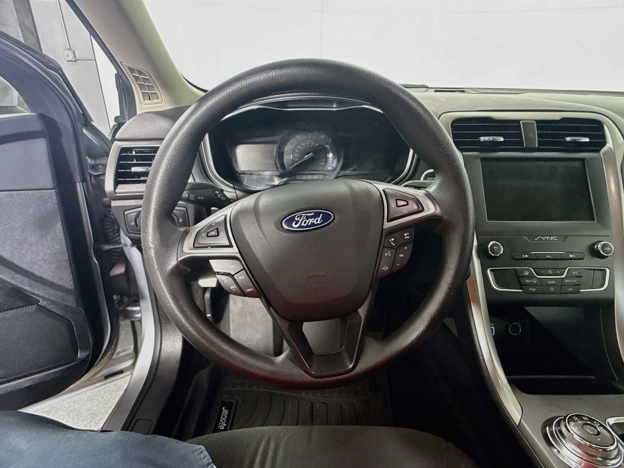 Used 2020 Ford Fusion SE FWD image 11