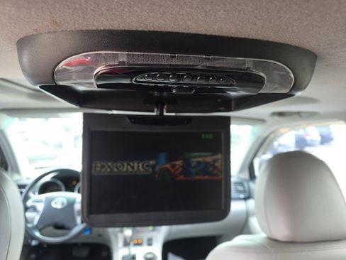 Used 2011 Toyota Highlander SE w/ Tow Pkg image 15