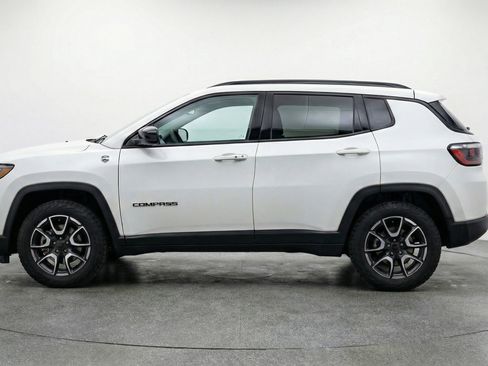 Used 2025 Jeep Compass Trailhawk AWD/4WD image 5