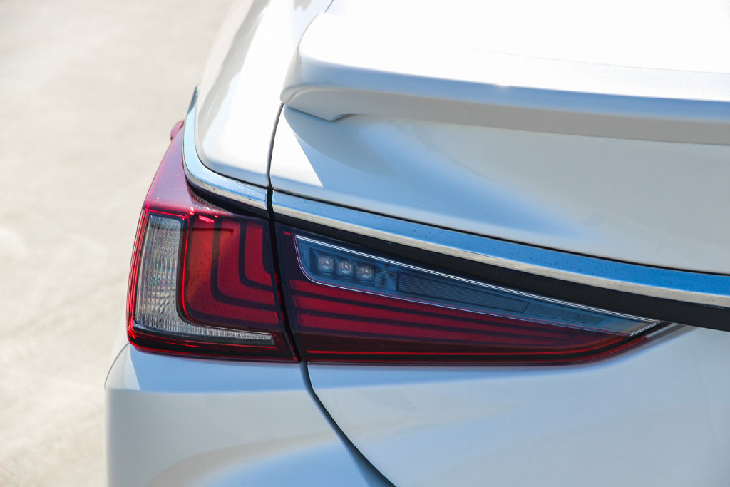 Certified 2025 Lexus ES 300h w/ Premium Package FWD image 8