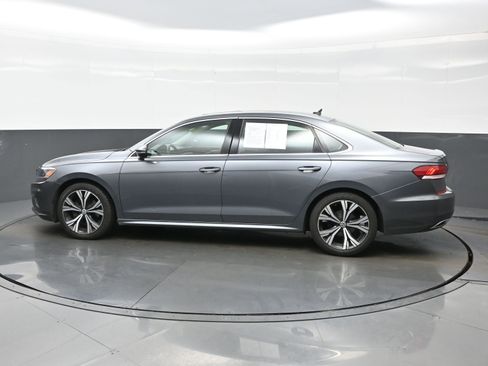 Used 2021 Volkswagen Passat 2.0T SE FWD image 3