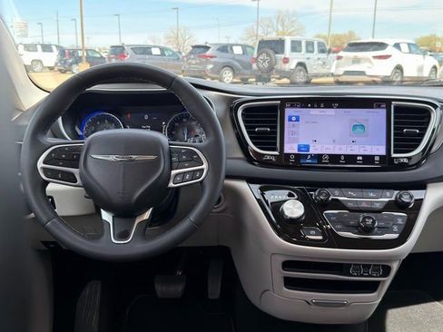 Used 2024 Chrysler Pacifica Touring-L image 28
