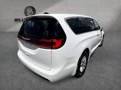 Used 2025 Chrysler Pacifica Select FWD image 5