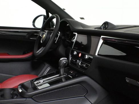 Used 2026 Porsche Macan AWD/4WD image 38