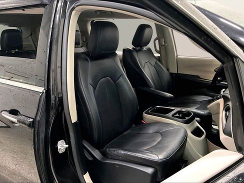 Used 2021 Chrysler Pacifica Touring-L image 26