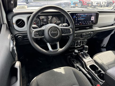 Used 2025 Jeep Wrangler Unlimited Sahara AWD/4WD image 17