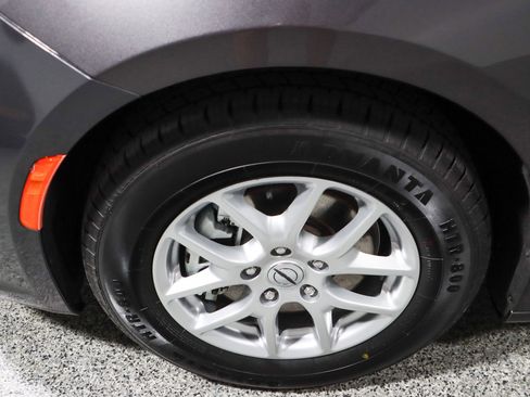 Used 2023 Chrysler Pacifica Touring-L image 11