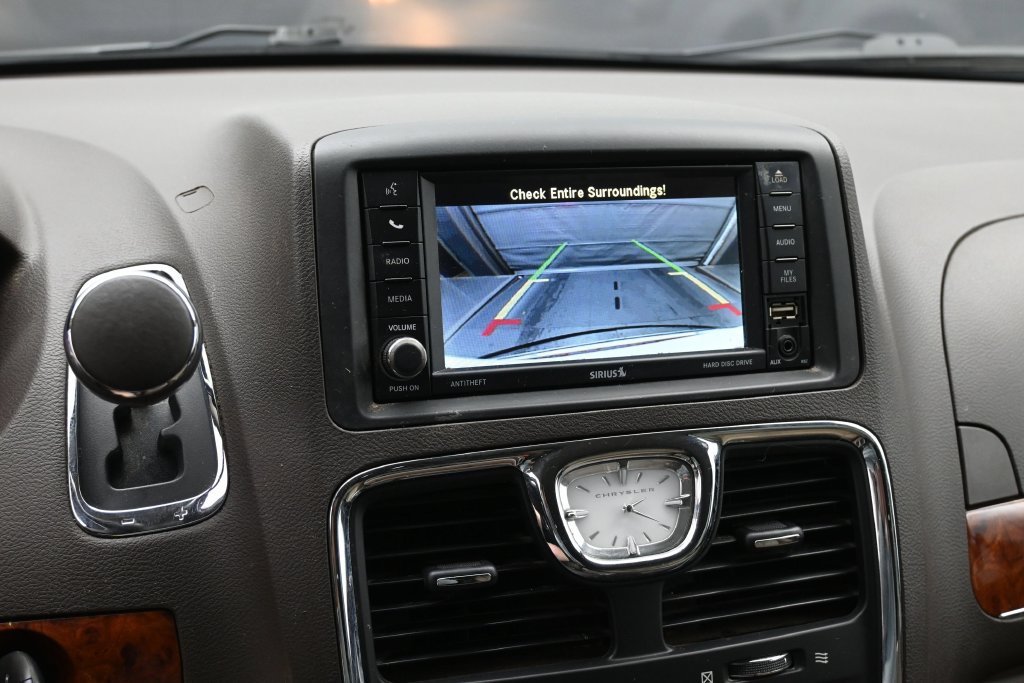 Used 2016 Chrysler Town & Country Touring FWD image 14