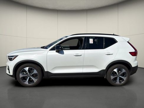 Used 2026 Volvo XC40 B5 Plus AWD/4WD image 4