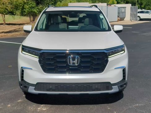 New 2025 Honda Pilot Touring image 3