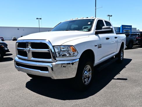 Used 2018 RAM 3500 Tradesman w/ Chrome Appearance Group AWD/4WD image 4