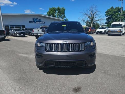 Used 2020 Jeep Grand Cherokee Altitude AWD/4WD image 3