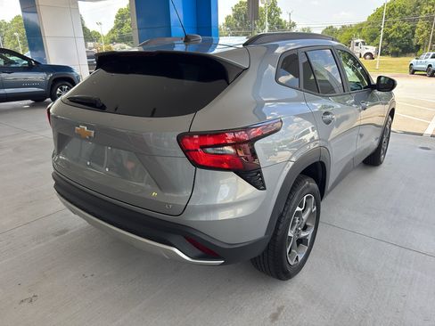 Used 2025 Chevrolet Trax LT FWD image 4