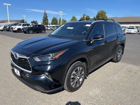 Used 2024 Toyota Highlander XLE image 1