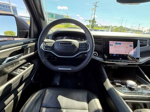 Used 2023 Jeep Wagoneer Series III w/ Preferred Equipment Group AWD/4WD image 8
