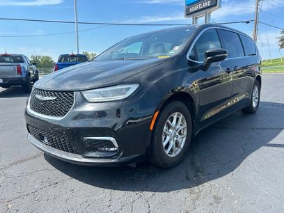 Used 2025 Chrysler Pacifica Select