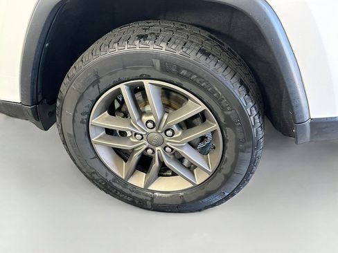 Used 2017 Jeep Grand Cherokee Laredo image 30