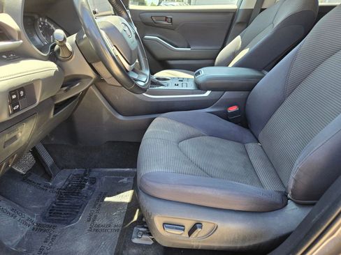 Used 2023 Toyota Highlander LE AWD/4WD image 15