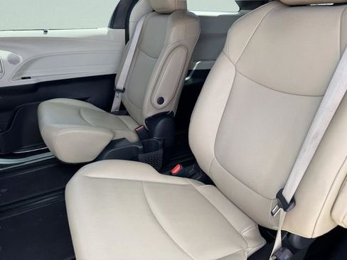 Used 2024 Toyota Sienna XLE FWD image 23