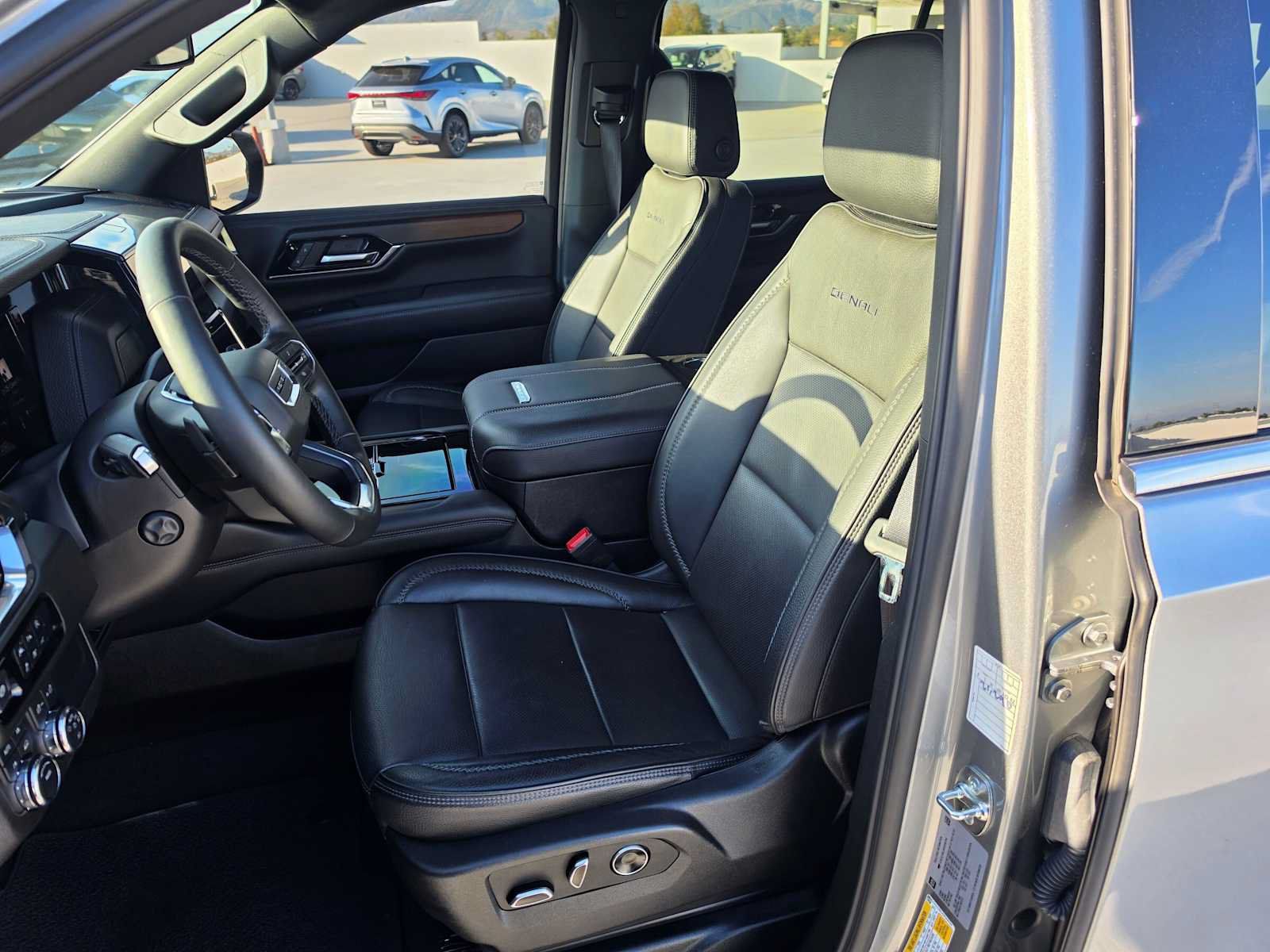 Used 2025 GMC Yukon XL Denali AWD/4WD image 23