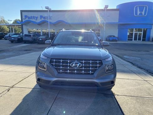 Used 2020 Hyundai Venue SEL FWD image 3