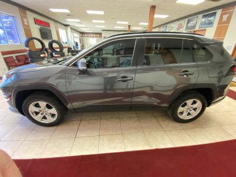 Used 2021 Toyota RAV4 XLE w/ Convenience Package image 2