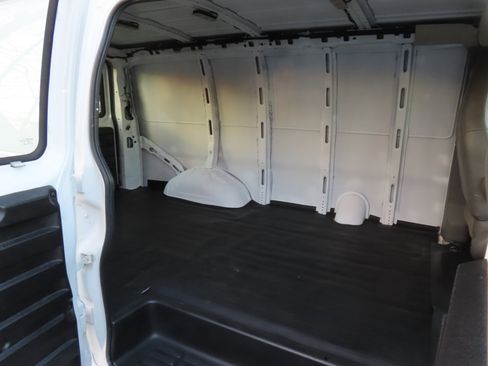 Used 2017 Chevrolet Express 3500 image 19