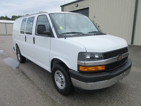 Used 2024 Chevrolet Express 3500 w/ Driver Convenience Package RWD image 9