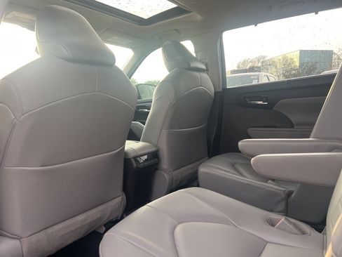 Used 2021 Toyota Highlander XLE image 12