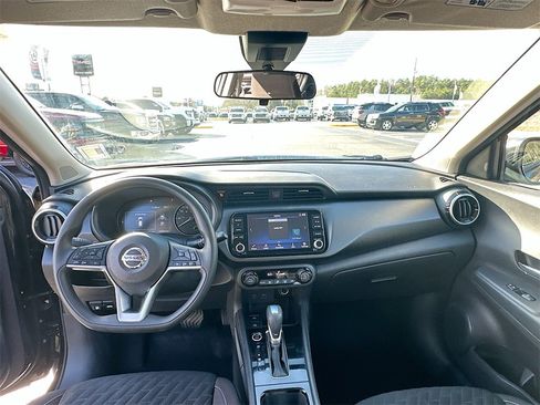 Used 2021 Nissan Kicks SV image 3