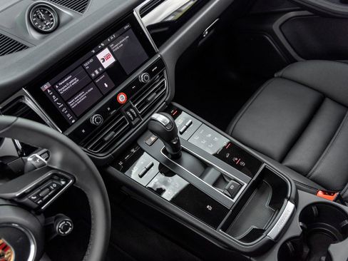 Certified 2026 Porsche Macan AWD/4WD image 28