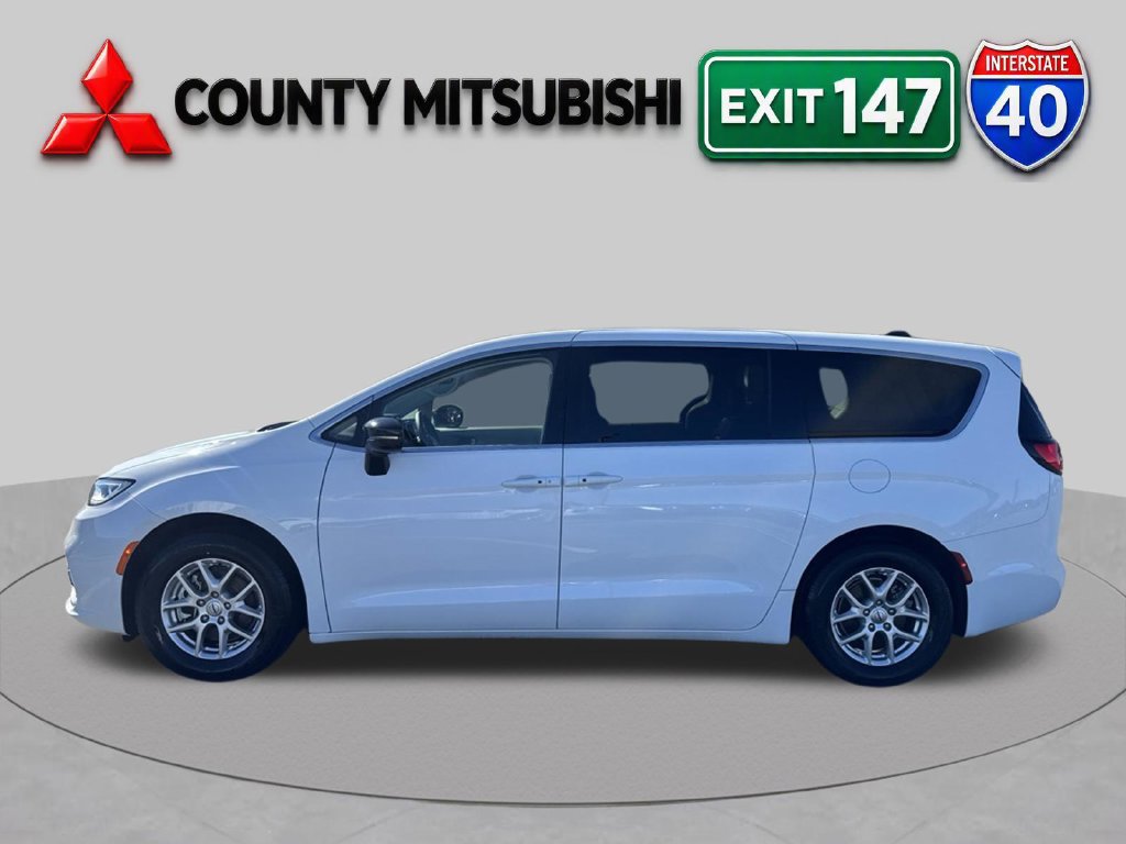 Used 2024 Chrysler Pacifica Touring-L FWD image 3