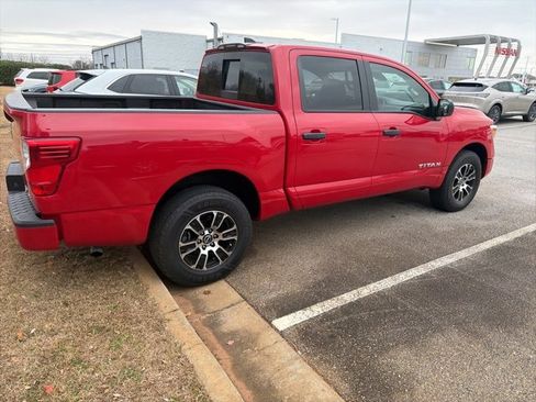 Used 2023 Nissan Titan SV image 7