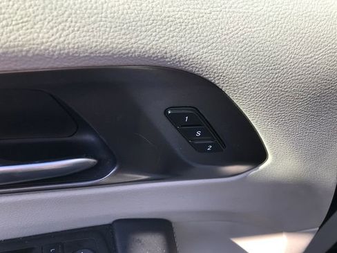 Used 2024 Chrysler Pacifica Touring-L image 5