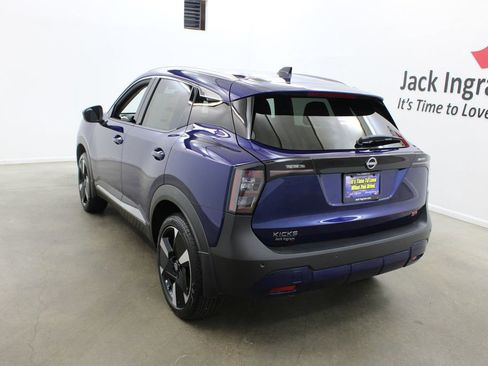 New 2026 Nissan Kicks SR w/ SR Premium Package FWD image 3
