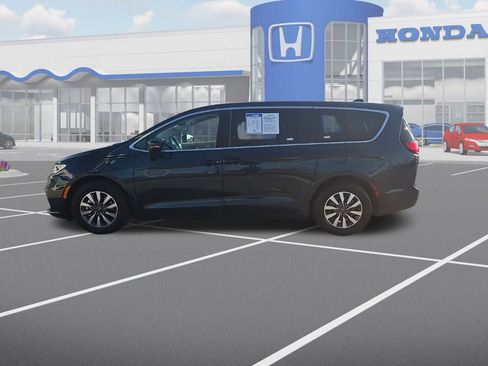 Used 2024 Chrysler Pacifica Select image 5