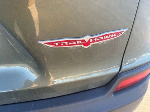 Used 2019 Jeep Cherokee Trailhawk image 5