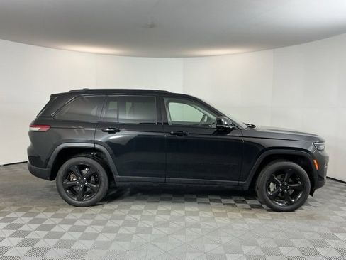 Used 2023 Jeep Grand Cherokee Limited w/ Luxury Tech Group II image 4